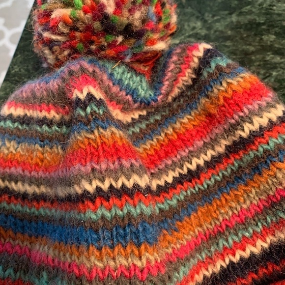 Serrv handmade 100% wool Nepal knit Pom hat